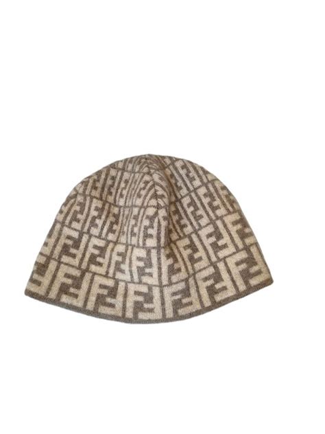 cappello fendi pon pon